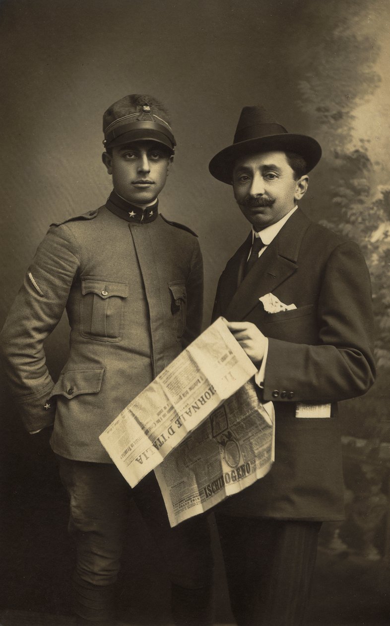 Retrato de um casal masculino, um em uniforme militar e outro com o "Giornale d