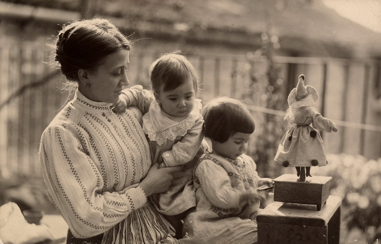 Mulher com bebês e boneca de Phillipe de Marlier