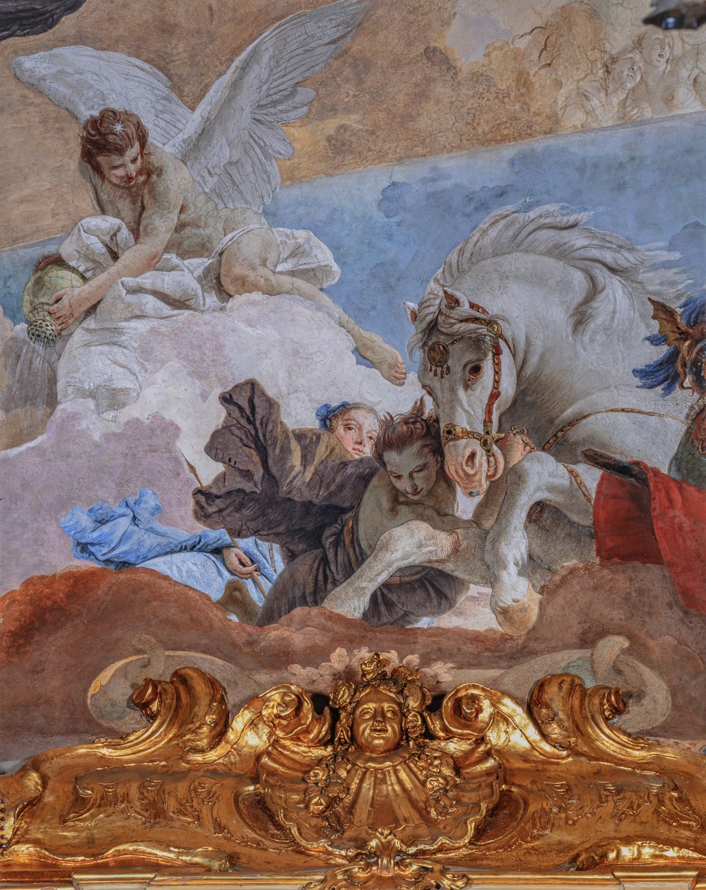 Palácio Clerici, a Galeria das Tapeçarias ou o Salão Tiepolo: "A Quadriga do Sol ilumina o mundo", detalhe do fresco no cofre (c.1740). de Giovanni Battista Tiepolo