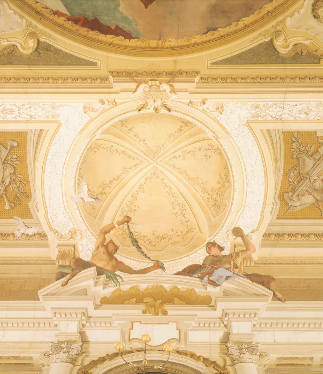 Detalhe dos afrescos no teto do salão de baile, Villa Pisani, Stra, Veneza por Giambattista Tiepolo (1696-1770) de Giovanni Battista Tiepolo