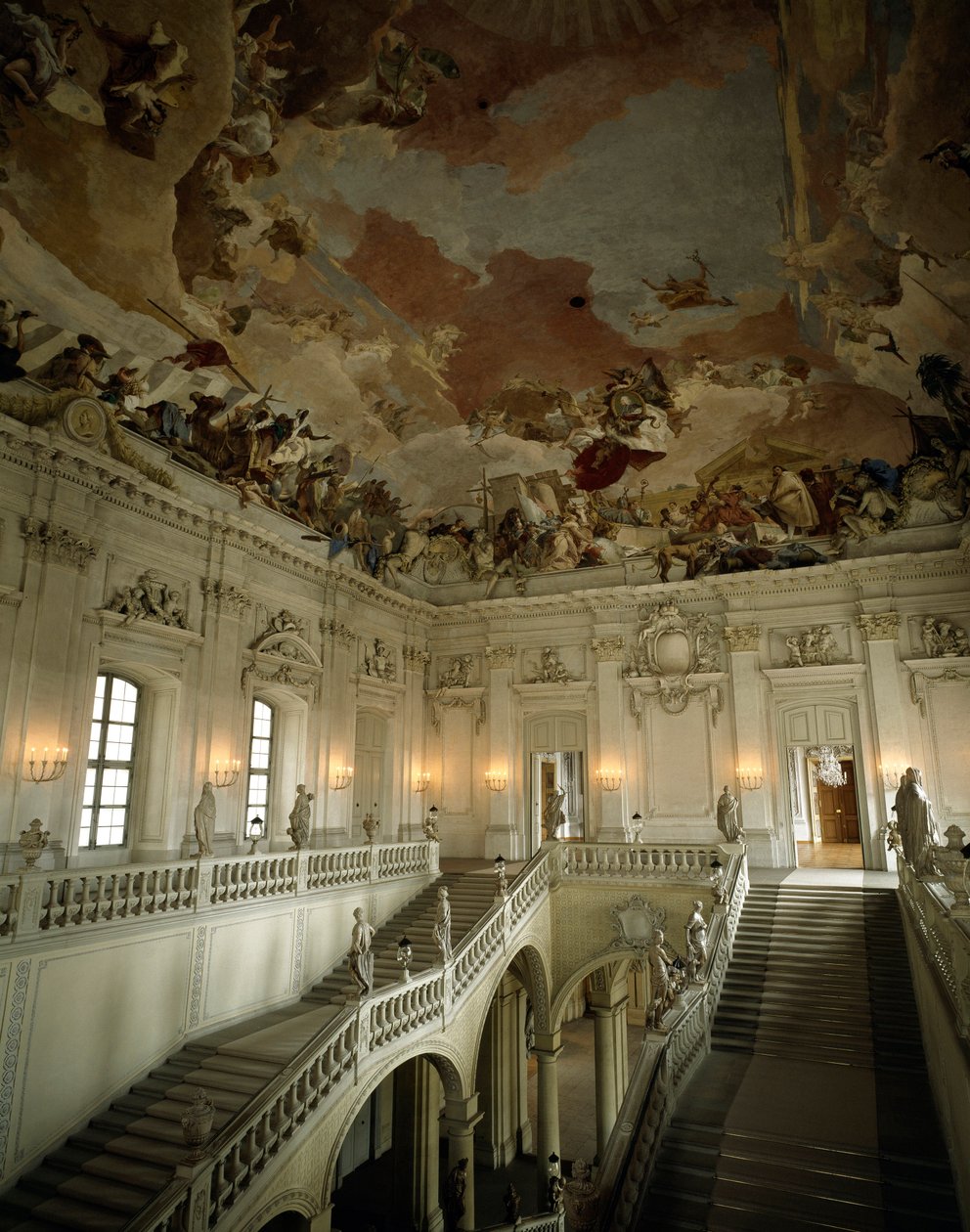 Vista da Grande Escadaria e do tecto representando a Alegoria dos Cinco Continentes de Giovanni Battista Tiepolo