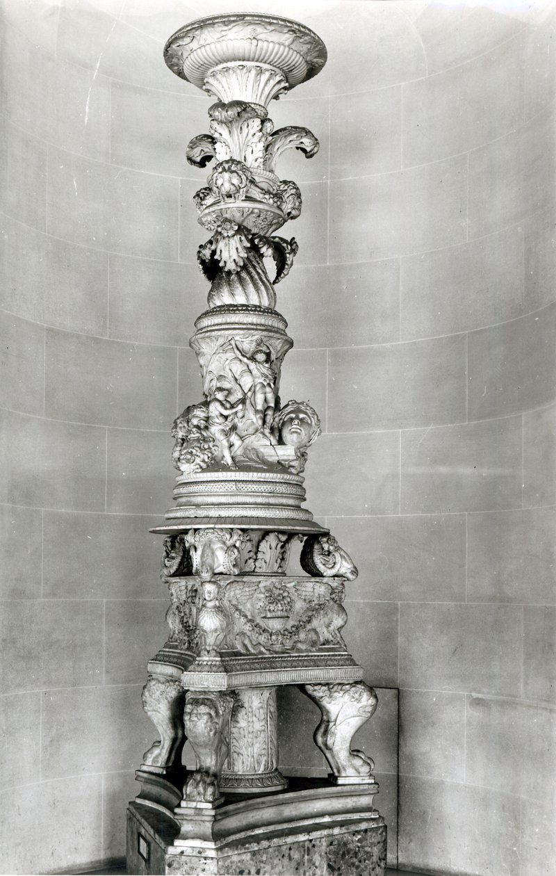 Candelabro desenhado por Piranesi com base em peças antigas romanas para o seu próprio túmulo (mármore) de Giovanni Battista Piranesi