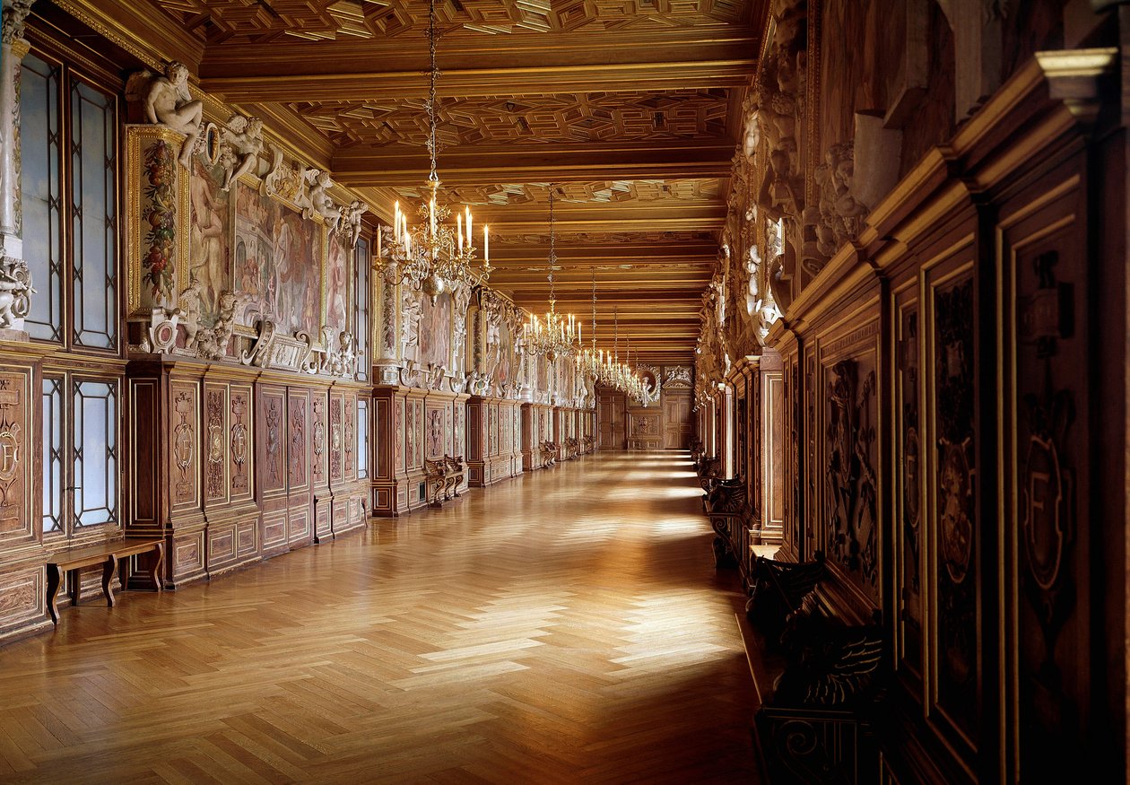 Arquitectura renascentista: vista da galeria de François I no castelo de Fontainebleau feita por Rosso Fiorentino (1495-1540) com a colaboração de Primaticcio (1504-1570) de 1523. Sena e Marne de Giovanni Battista Rosso Fiorentino