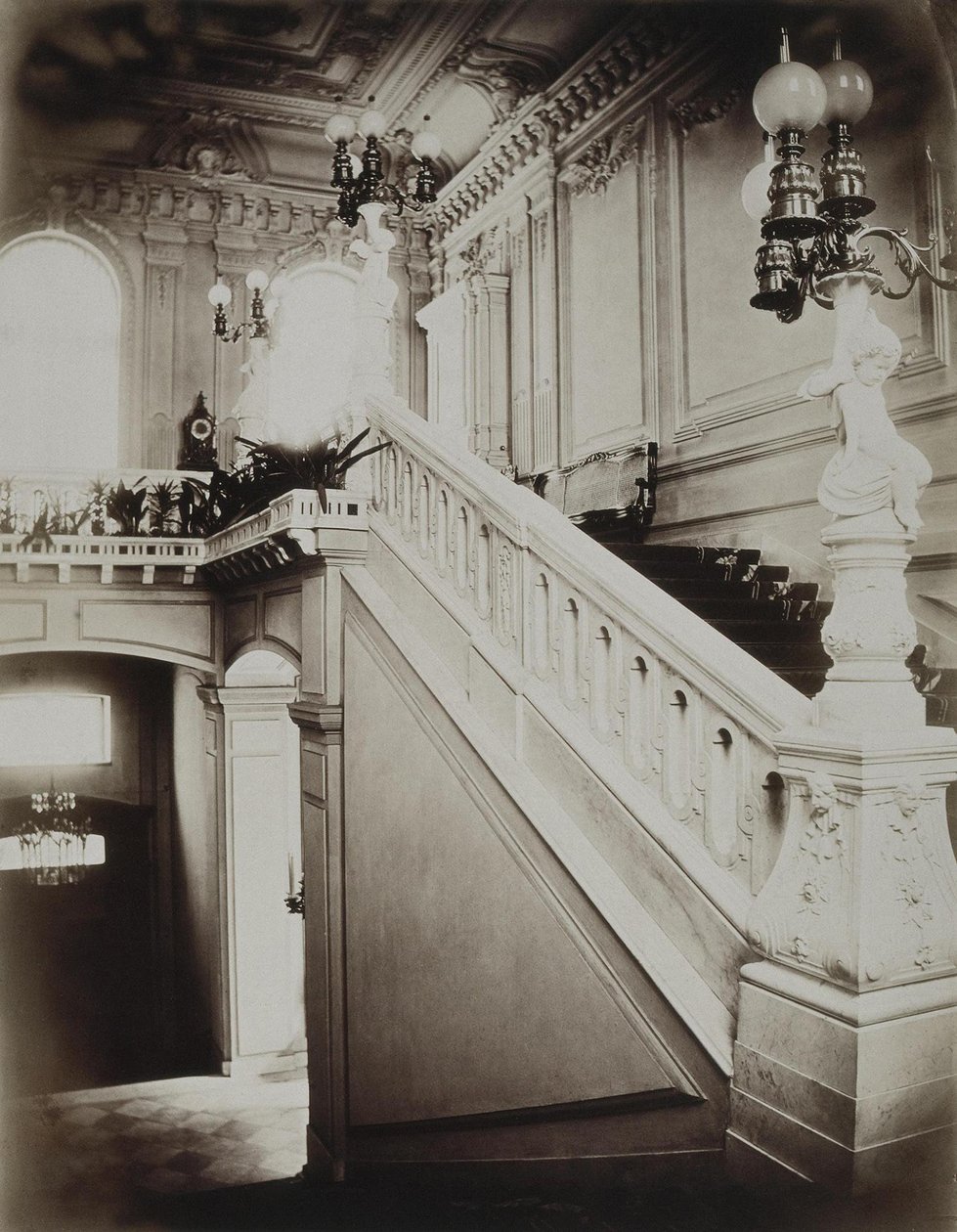 O Palácio Stroganov em São Petersburgo. A grande escadaria com vestíbulo inferior, década de 1860 de Giovanni Bianchi