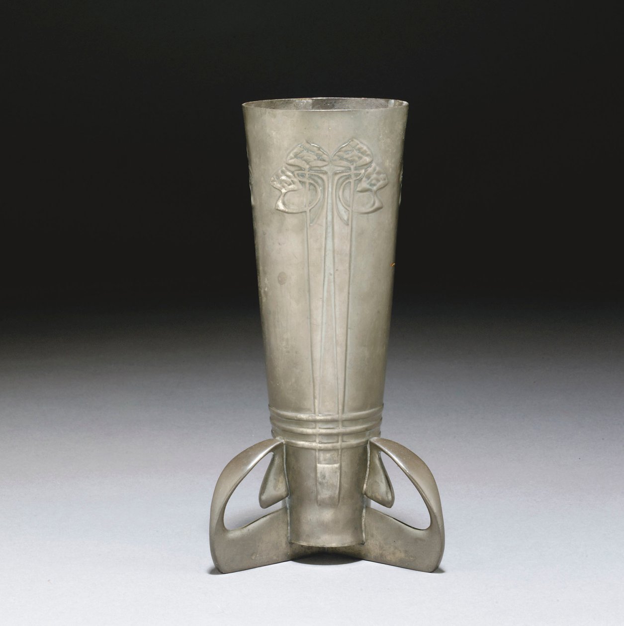 Um vaso de estanho Tudric de Giovanni Bigatti