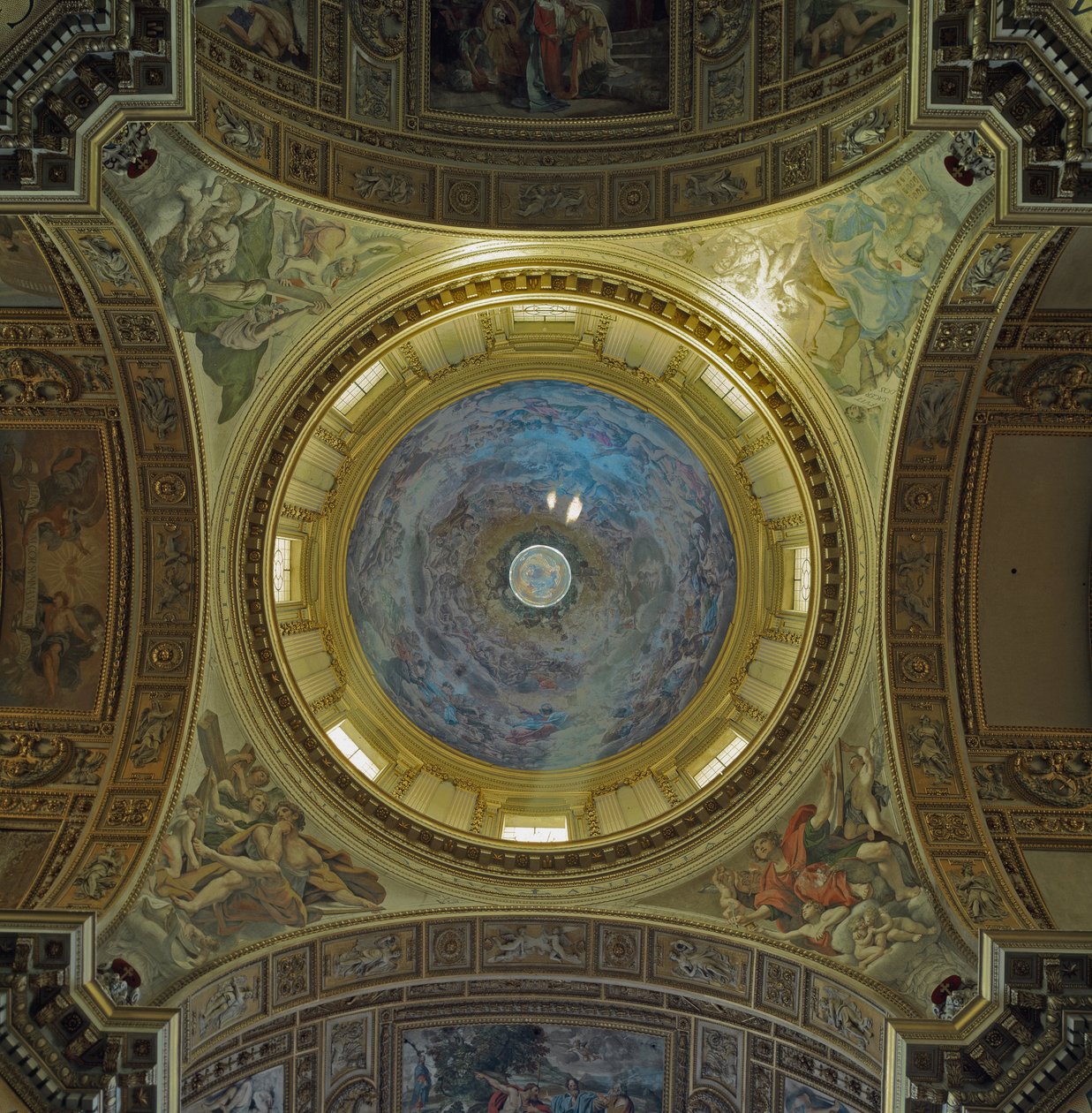 Vista interior da cúpula do Maderno com frescos de Giovanni Lanfranco