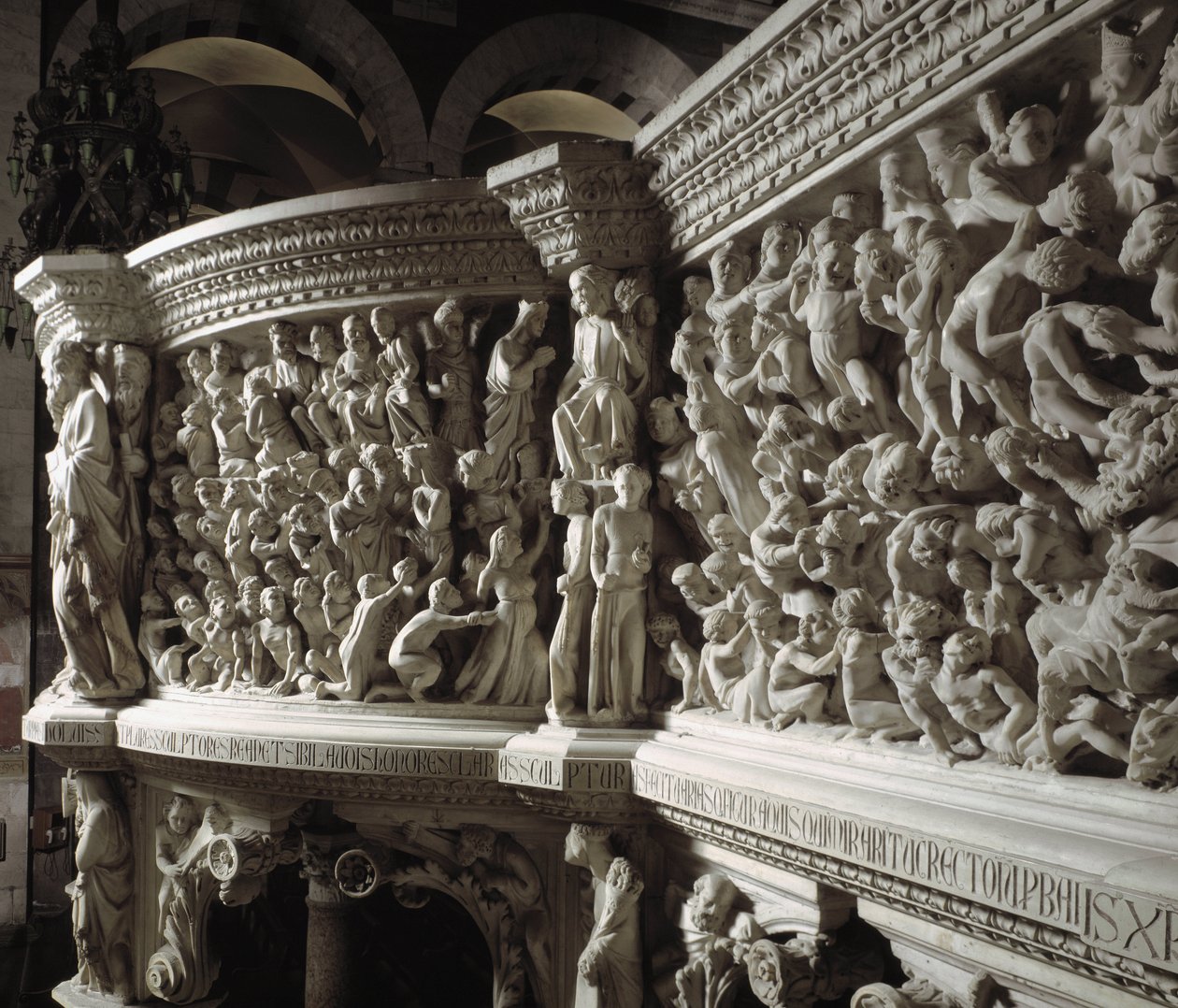 Detalhe da Cadeira realizada por Giovanni Pisano (1248-1314): o Cristo juiz entre os eleitos e os condenados (Detalhe dos relevos do púlpito de mármore, o Cristo entre eleitos e condenados) 1302-1311 Catedral de Pisa (Duomo di Pisa), Itália de Giovanni Pisano