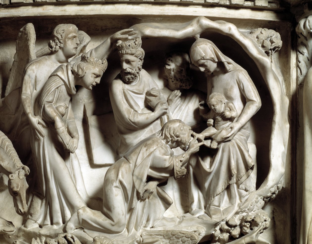 Detalhe dos relevos da cadeira realizados por Giovanni Pisano (1248-1314): Detalhe dos relevos do púlpito de mármore, a adoração dos magos 1302-1311 Catedral de Pisa (Duomo di Pisa), Itália de Giovanni Pisano