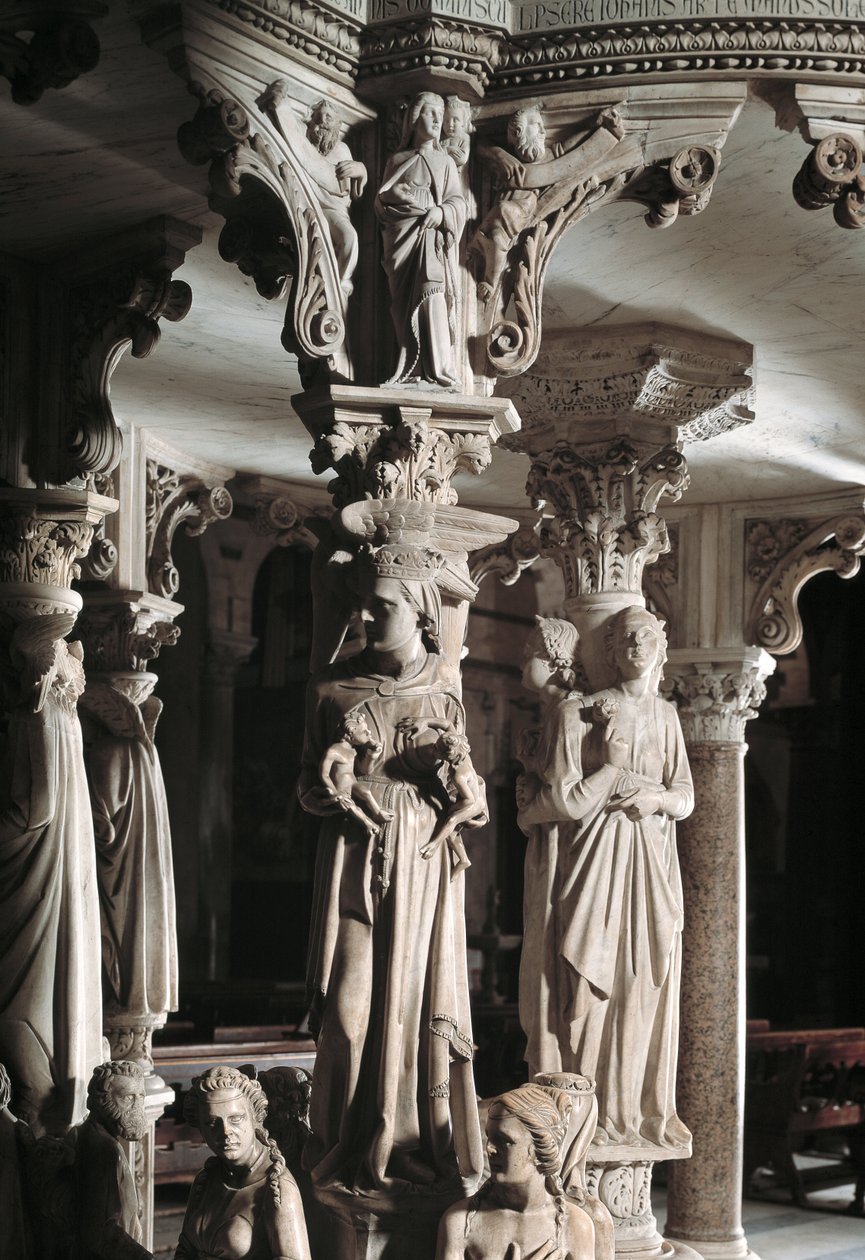 Detalhe dos grupos esculpidos de apoio à Cadeira de Giovanni Pisano (1248-1314): a Igreja alimenta os seus filhos (Detalhe das esculturas de apoio ao púlpito de mármore, a Igreja alimenta os seus filhos) 1302-1311 Cathedrale de Pisa (Duomo di Pisa), Itália de Giovanni Pisano