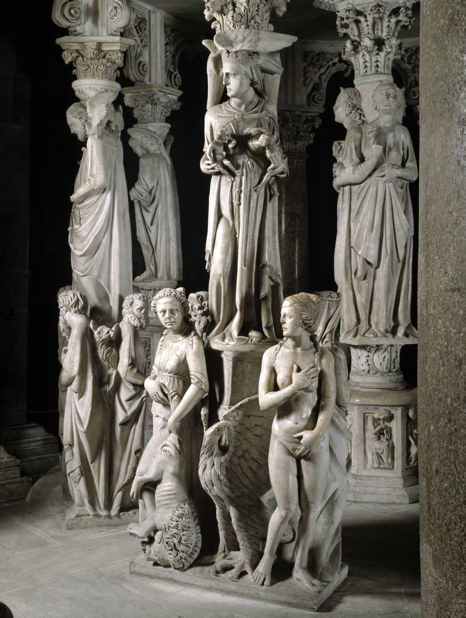 Detalhe dos grupos esculpidos de apoio à Cadeira realizados por Giovanni Pisano (1248-1314): a Igreja alimenta seus filhos e duas das quatro virtudes cardeais (Detalhe das esculturas de apoio ao púlpito de mármore, a Igreja alimenta seus filhos e duas card de Giovanni Pisano