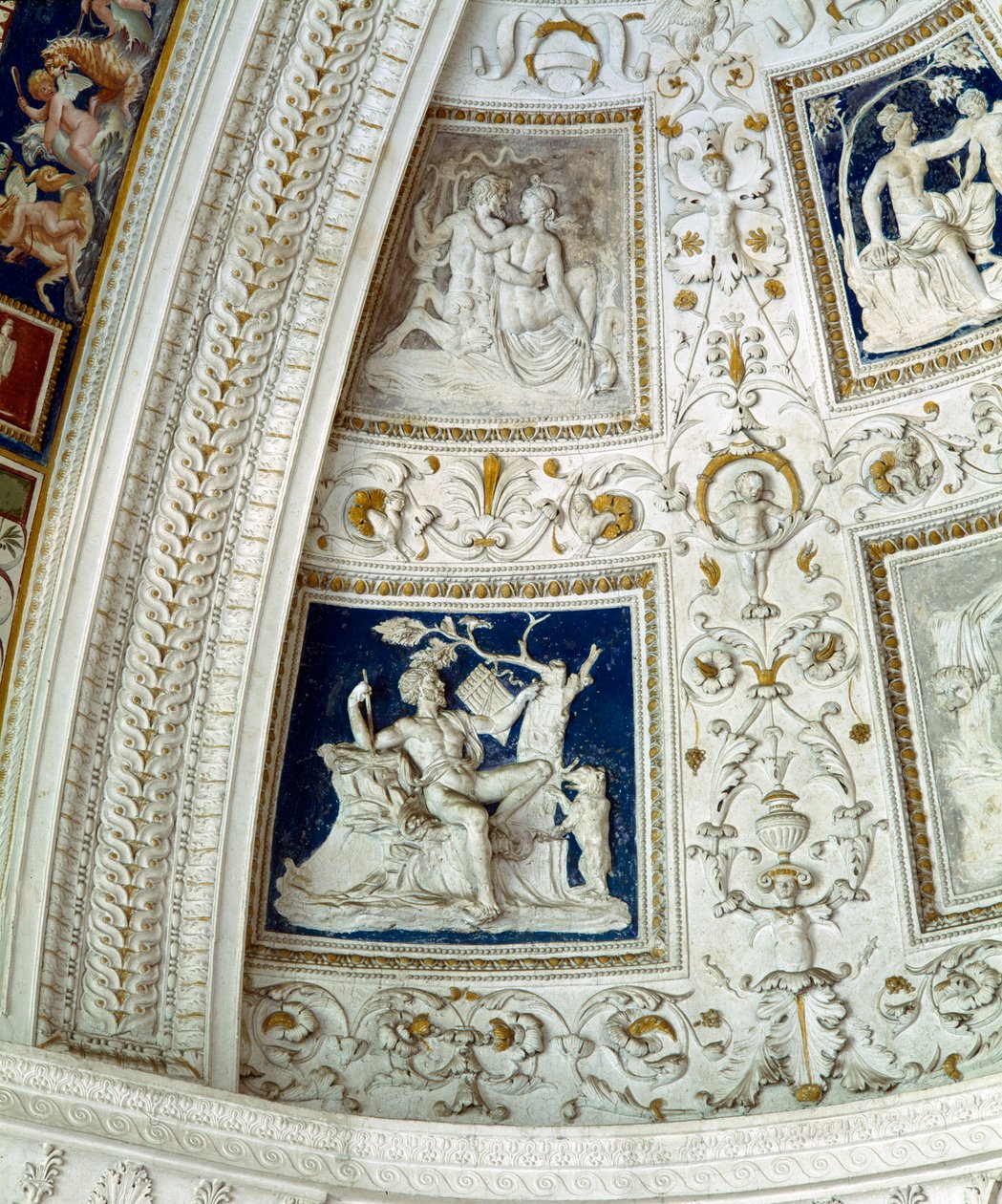 A Loggia, detalhe da abóbada decorada com painéis de relevo mitológico, estuque de 1520 de Giovanni da Udine