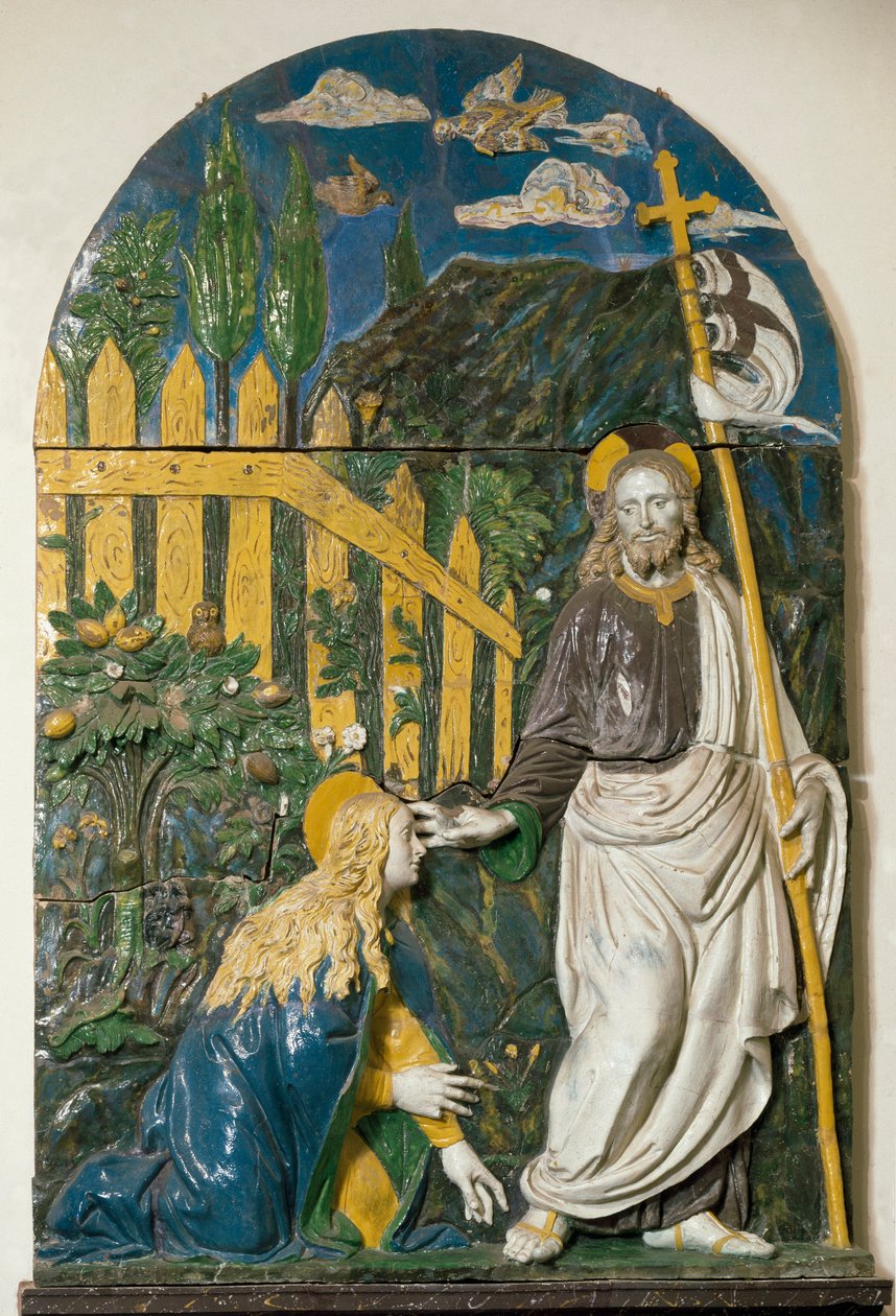 Noli me tangere Jesus Cristo segura uma bandeira branca (padrão) golpeada com uma cruz vermelha e sua auréola é marcada com uma cruz. Meias em relevo cerâmico de Giovanni della Robbia (1469-1529) Florença, Museo Nazionale del Bargello de Giovanni della Robbia