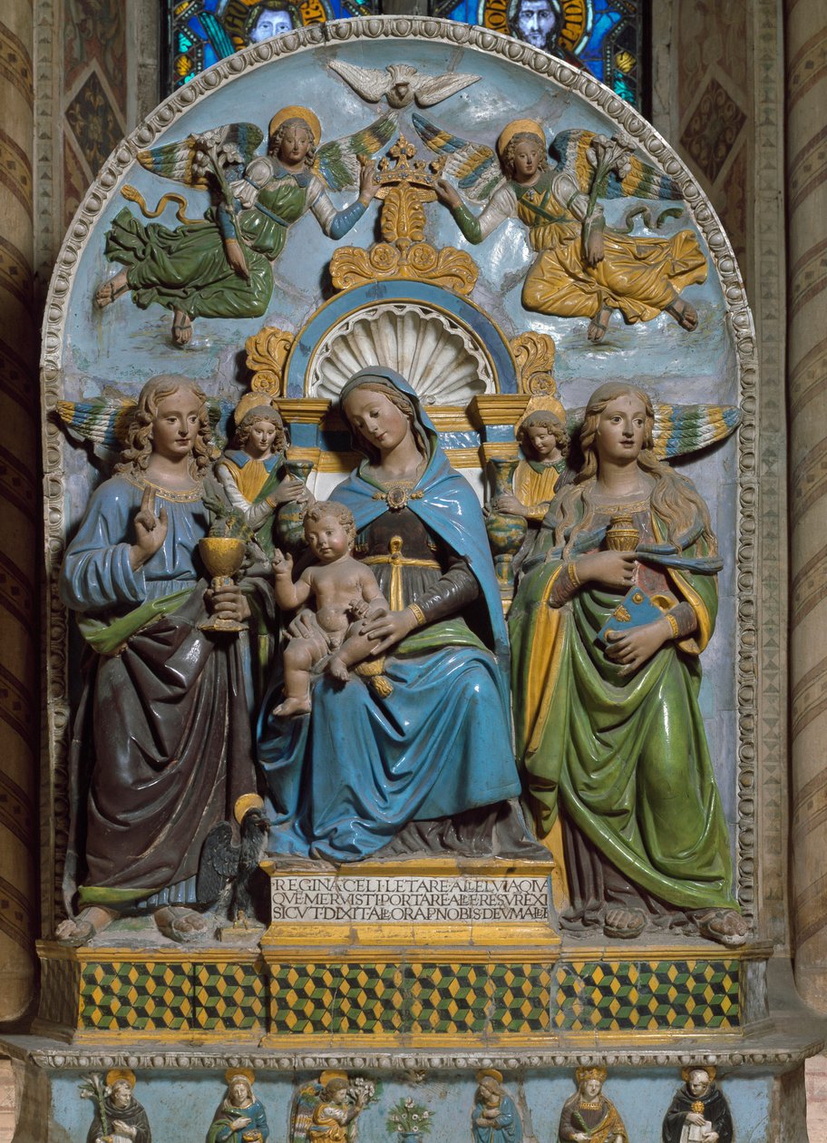 A Virgem e o Menino com mármore e terracota policromado de Santa Madeleine e São João Evangelista por Giovanni della Robbia (1469-1529) Florença, Chiesa di Santa Croce, Cappella Pulci de Giovanni della Robbia