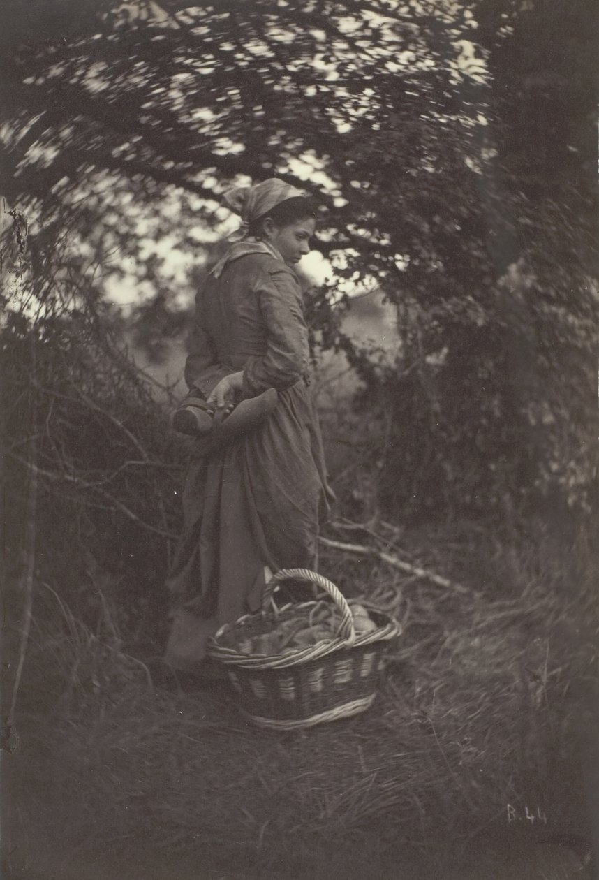 Mulher em pé com cesta no chão, 1870. de Giraudon