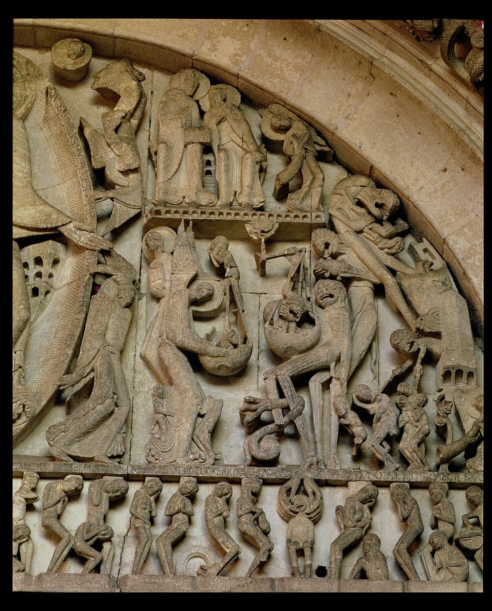Portal Oeste, detalhe do Juízo Final, lado direito representando a pesagem das almas, calcário c.1130-5 de Gislebertus