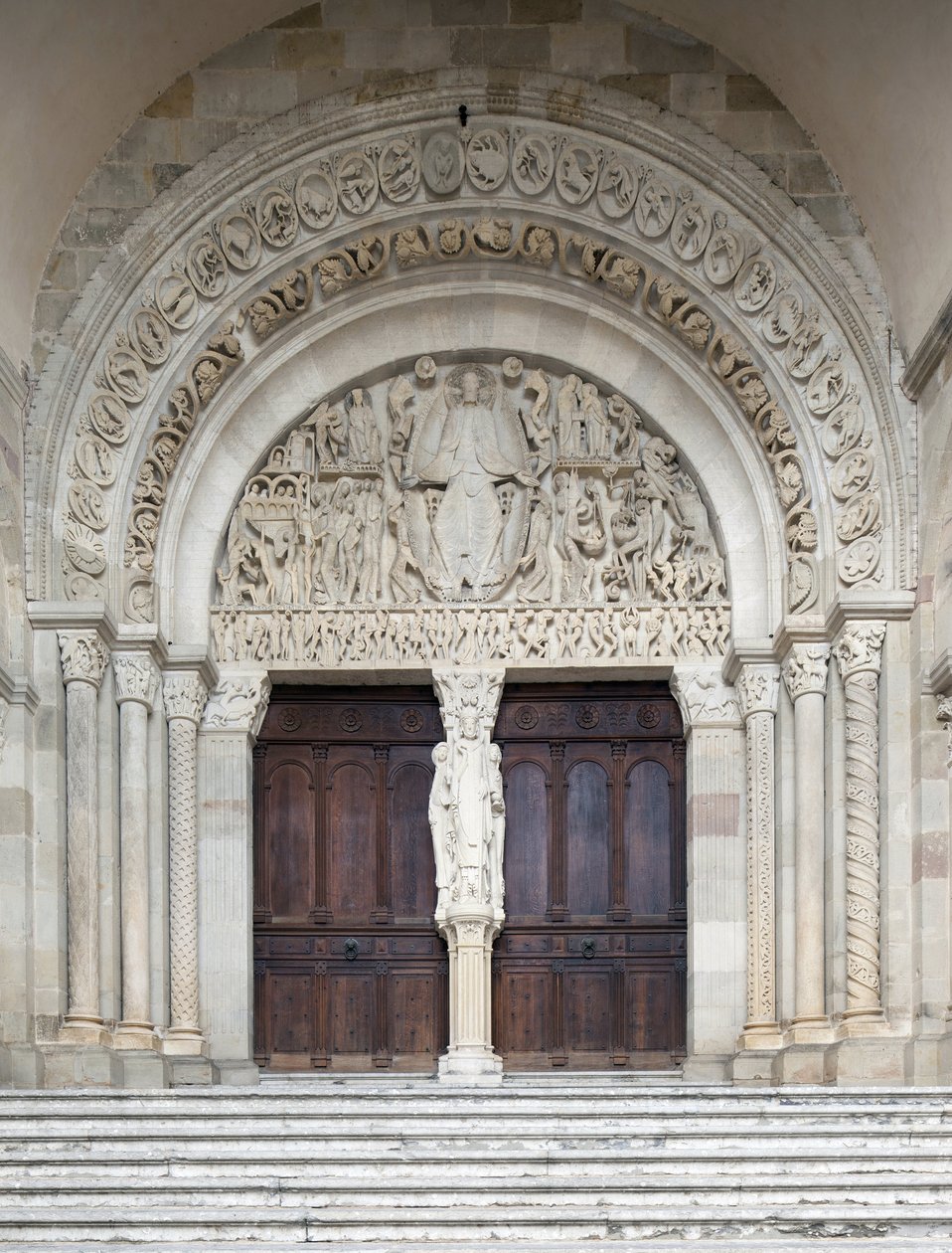 The Last Judgement, Portal Central da Catedral de Saint-Lazare, Autun, França de Gislebertus