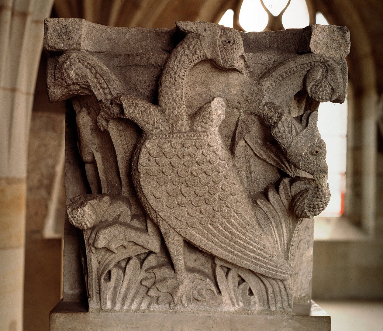 O pássaro com três cabeças (capital esculpida da casa capitular) de Gislebertus