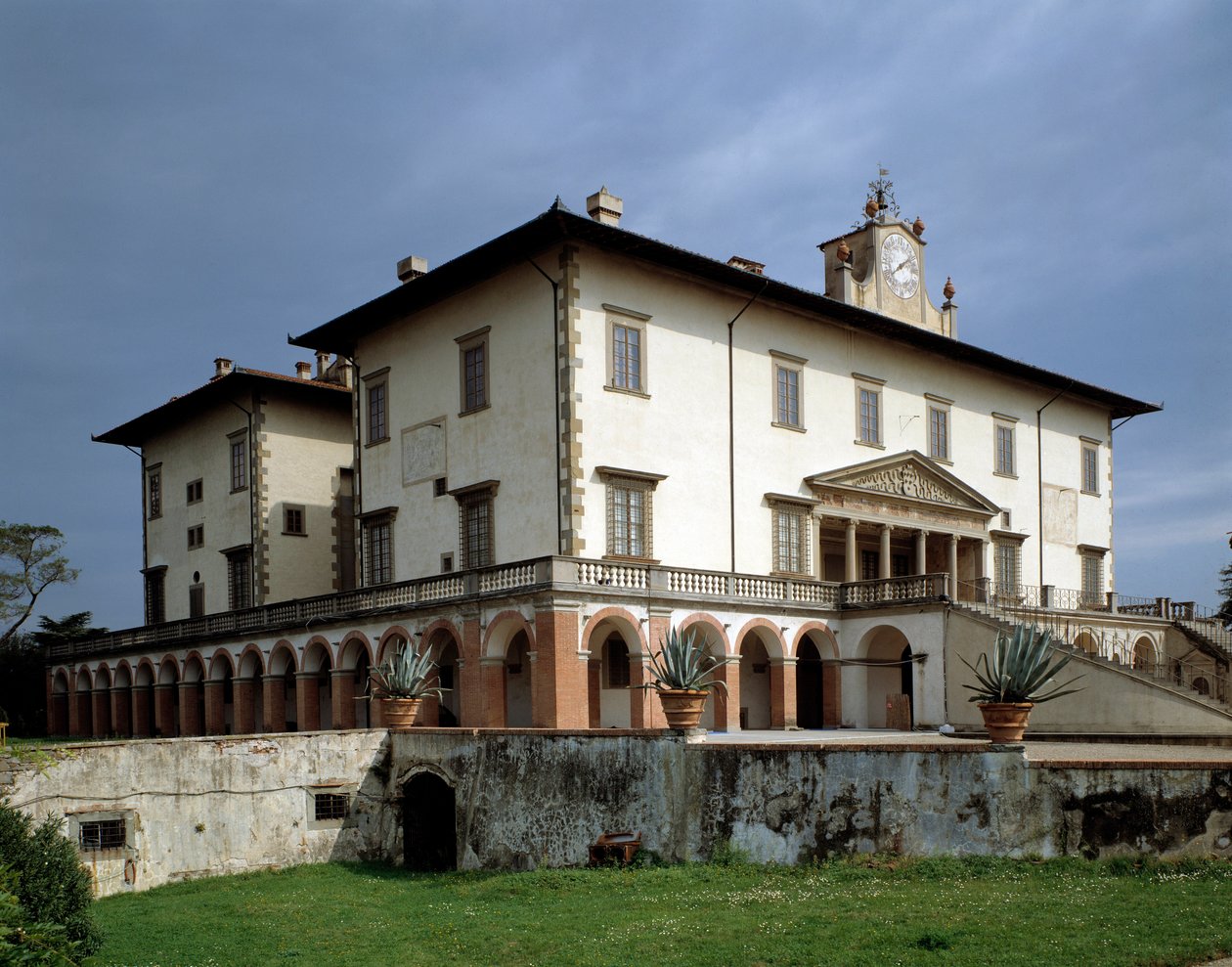 Fachada de Villa Medicea de Poggio a Caiano - ca. 1480-1485 de Giuliano Giamberti da Sangallo