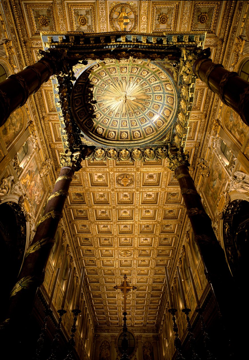 Vista do tecto com caixotes de madeira marcados e com a coronha de Giuliano da Sangallo (1445 cerca de 1516) e altar-mor feito pelo arquitecto Ferdinando Fuga (1699-1781). Basílica de Santa Maria Maggiore (Santa Maria Maior), Roma. de Giuliano Giamberti da Sangallo