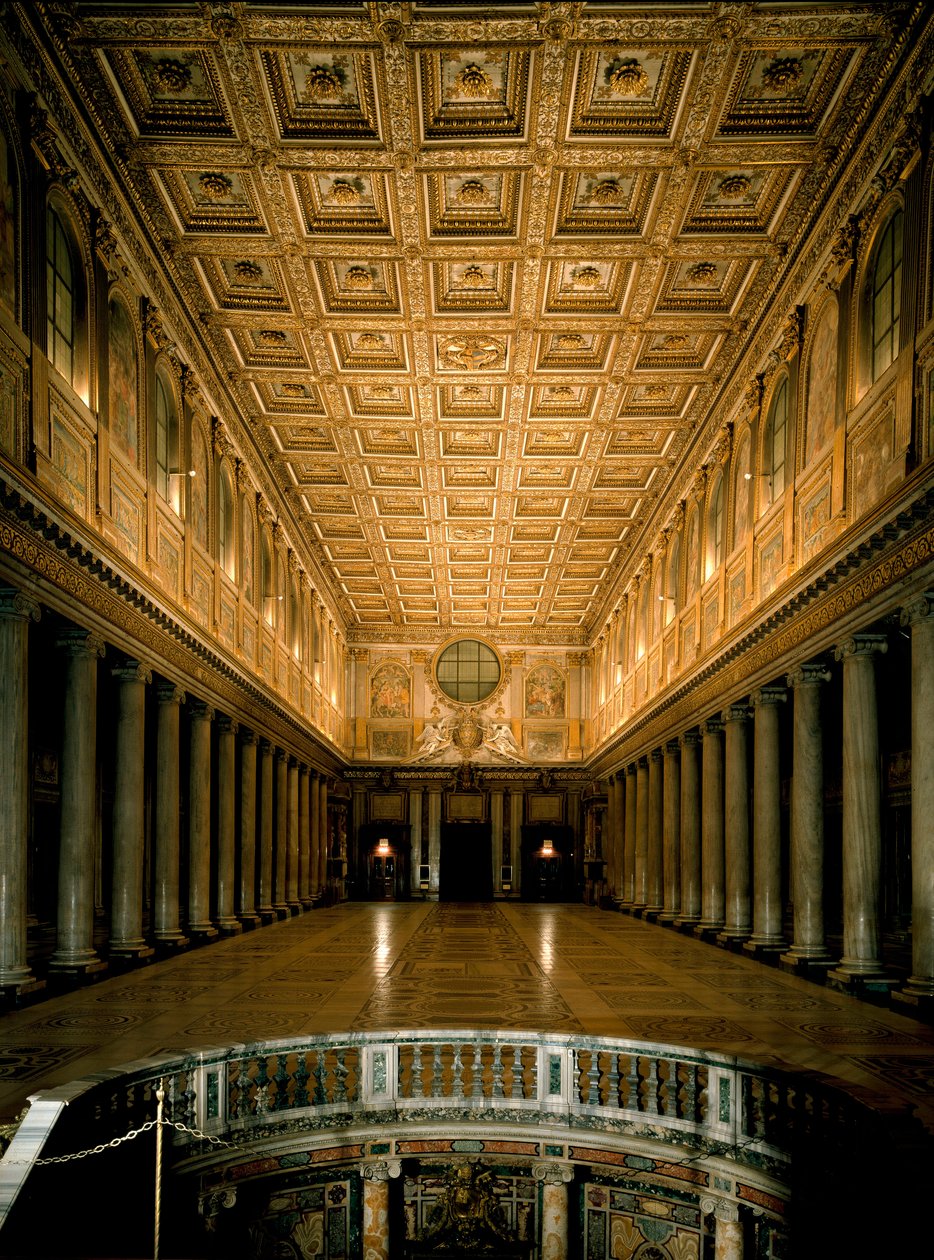 Vista da nave central e do tecto com caixotões de madeira marcados e decorados por Giuliano da Sangallo (1445 aproximadamente 1516). Basílica de Santa Maria Maggiore (Santa Maria Maior), Roma. de Giuliano Giamberti da Sangallo