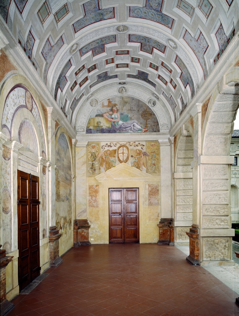 Loggia delle Musa com tecto em caixotão e luneta com um afresco de Castalia, ninfa da água de uma nascente profética em Parnassus, c.1528 de Giulio Romano