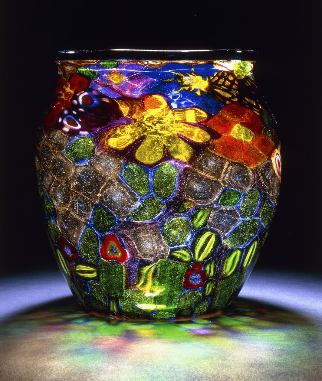 Um vaso de vidro Murrhine, com quatro borboletas, flores e folhas, c.1918 (vidro decorado na técnica Murrhine) de Giuseppe Barovier