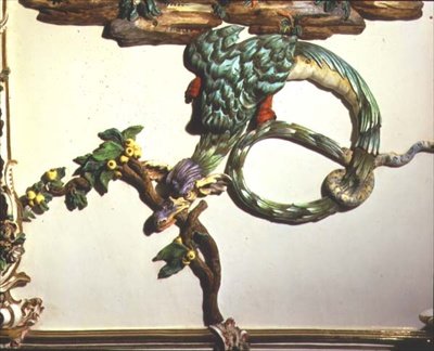 O detalhe do salão Chino (sala chinesa) representando um elaborado dragão, 1769 (porcelana) (ver também 93237-8) de Giuseppe Gricci