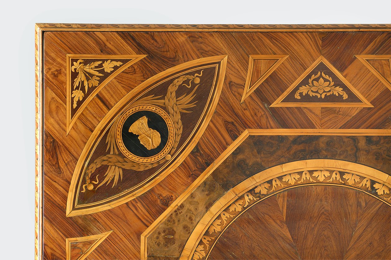 Detalhe da parte de cima de uma mesa (madeira) de Giuseppe Maggiolini