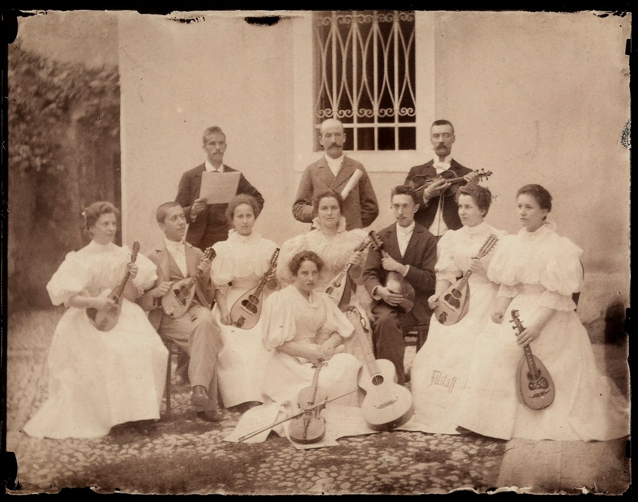 Retrato de grupo de músicos sentados, c.1900 de Giuseppe Wulz