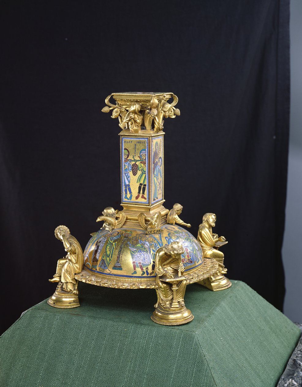 Base da Cruz de São Bertino, da Abadia Saint-Bertin, c.1180 (esmalte de bronze e champleve dourado) (ver também 204570, 232625 e 232839) de Godefroid de Huy