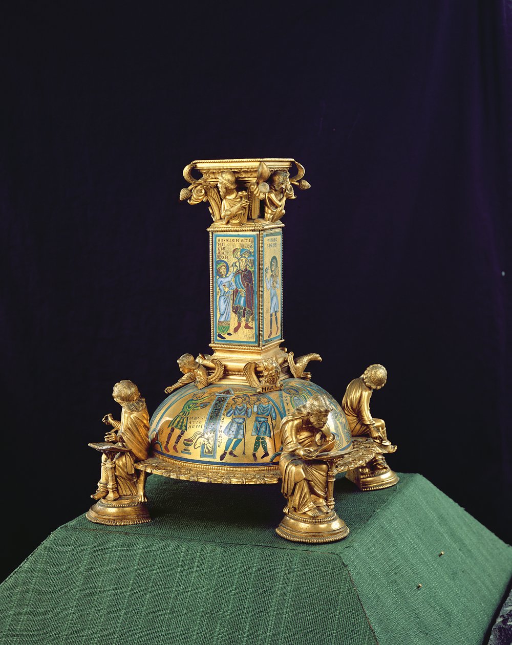 Base da Cruz de São Bertino, da Abadia Saint-Bertin, c.1180 (esmalte de bronze e champleve dourado) (ver também 204570 e 232624-25) de Godefroid de Huy