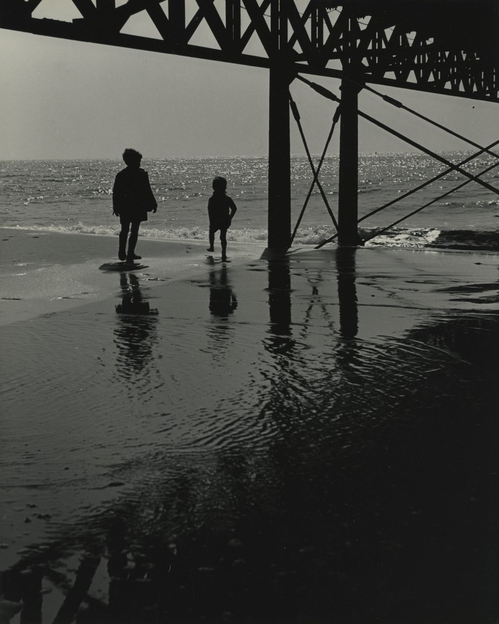 Duas crianças a brincar na praia. de Godfrey Macdominic