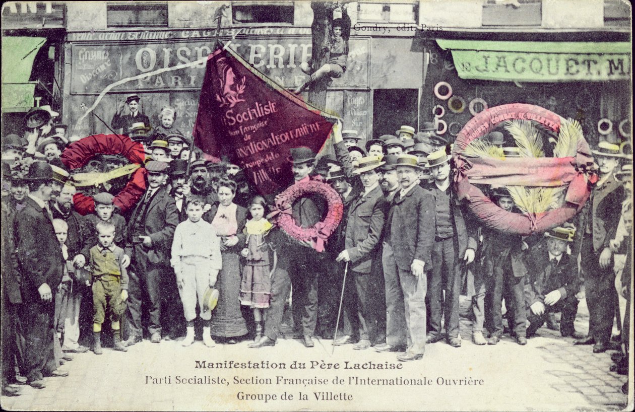 Manifestação em Pere-Lachaise pela comemoração da Comuna de Paris, pelo Partido Socialista, Secção Francesa da Associação Internacional de Trabalhadores, grupo de La Villette, 1 de maio de 1908 (colorido de Gondry
