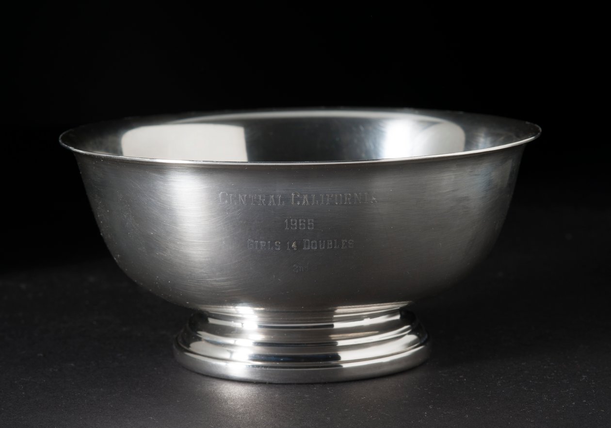 Troféu de tênis de tigela de prata entregue a Sally Ride, 1965. de Gorham Manufacturing Company