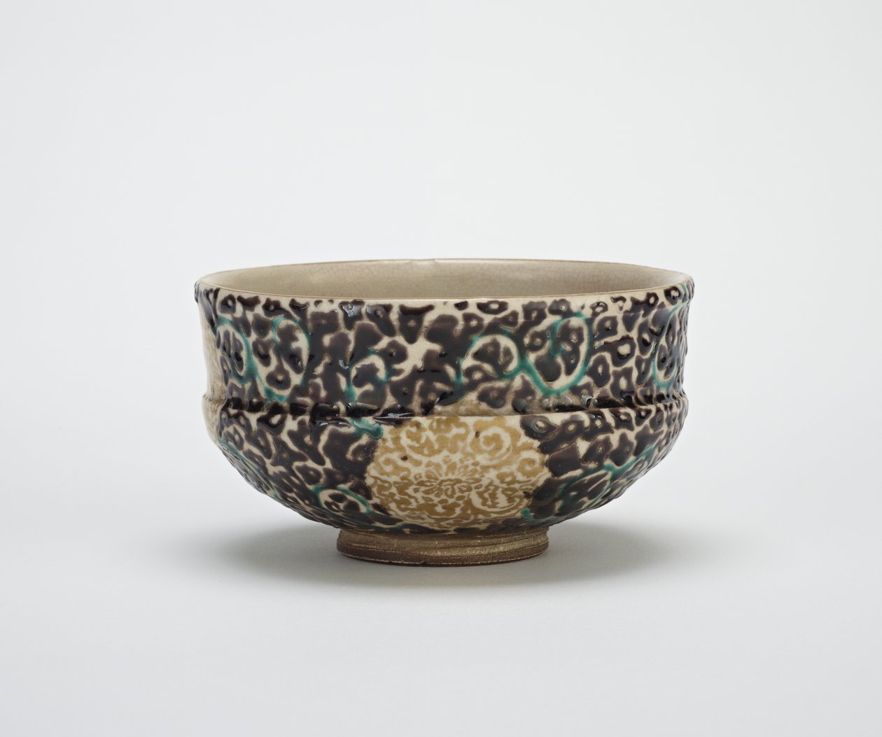 Tigela de chá com design de brocado de seda, meados do século 19 (grés com esmalte sobre esmalte transparente) de Gorosuke Shonsui
