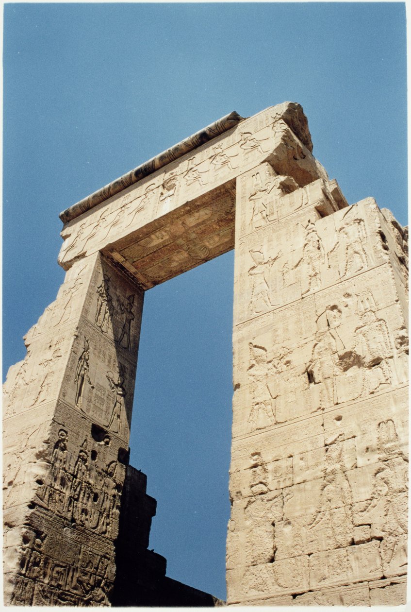 O Pro-Pylon, ou Portão Norte, na entrada do templo, representando um faraó fazendo oferendas aos deuses, c.125 aC-60 dC de Greco Roman