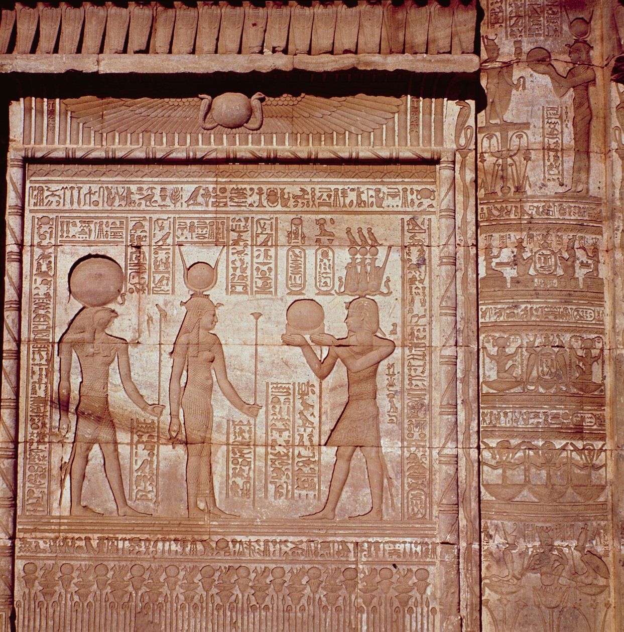 Relevo retratando um faraó fazendo uma oferenda a Hathor e Hórus, da Casa Romana do Nascimento, ou Mammisi, em Dendera, c.125 aC-60 dC de Greco Roman