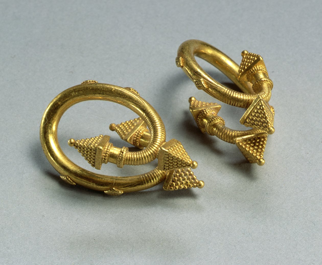 Um par de brincos em espiral, c.450-400 aC (ouro) de Greek