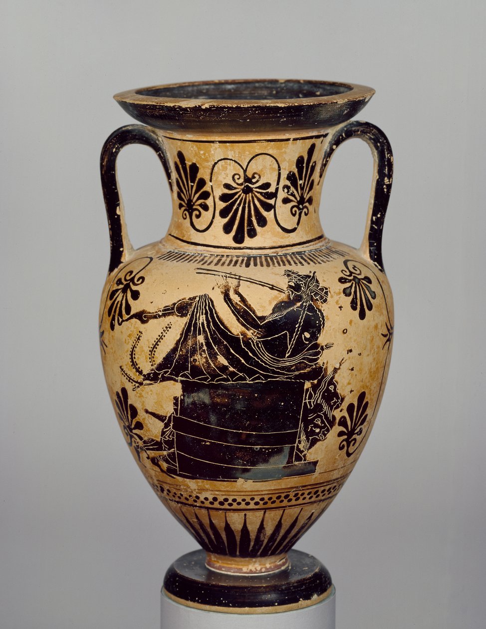 Ânfora ática de figuras negras, um músico tocando canos (cerâmica) (para ver em verso 103376) de Greek