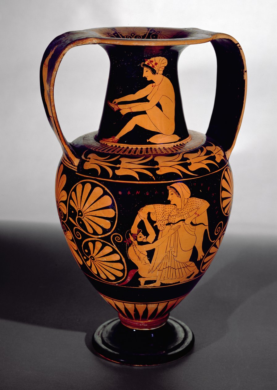 Ânfora ática de figuras vermelhas representando um sátiro lutando com uma bacante, com uma mulher sentada amarrando sua sandália no pescoço, feita por Pamphaios e pintada por Oltos, c.510-500 aC (cerâmica também) (ver também 92572) de Greek