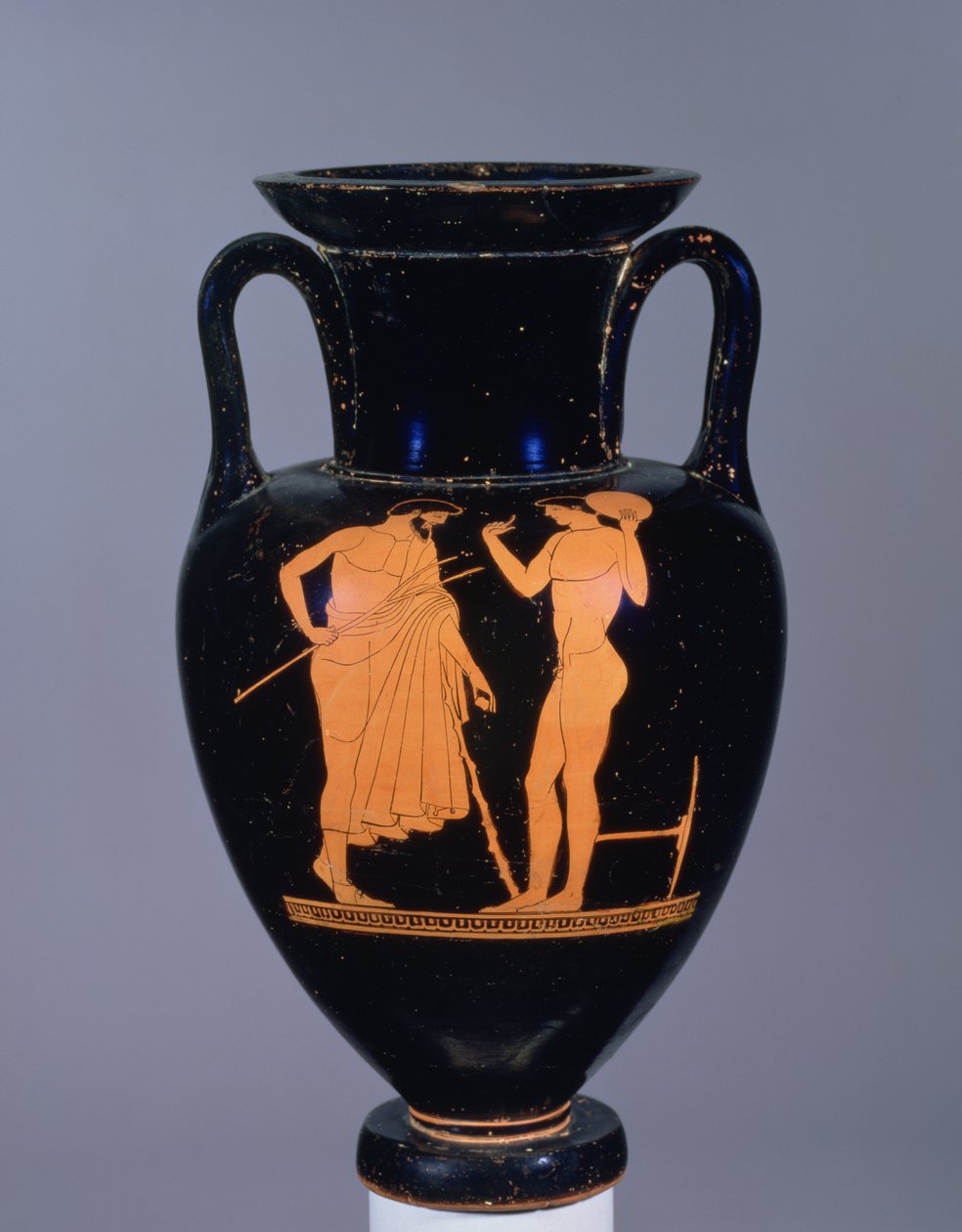 Ânfora ática de figuras vermelhas representando um homem idoso de barba e um jovem, provavelmente do século VI aC (cerâmica) de Greek