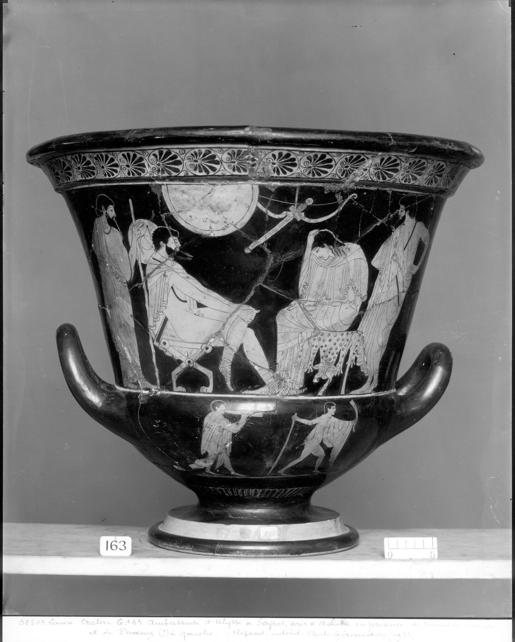 Cálice-krater ático de figura vermelha representando Ulisses reconhecendo Aquiles disfarçado de pirra feminino, c.500 aC (cerâmica) de Greek