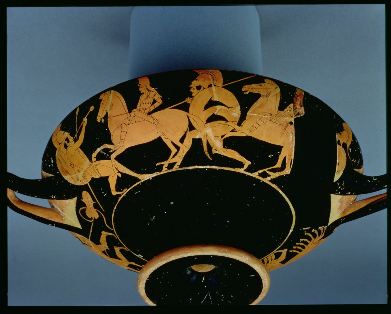 Copa ática de figuras vermelhas decorada com o estupro de Antiope, por Oltos, c.510 aC (cerâmica) de Greek