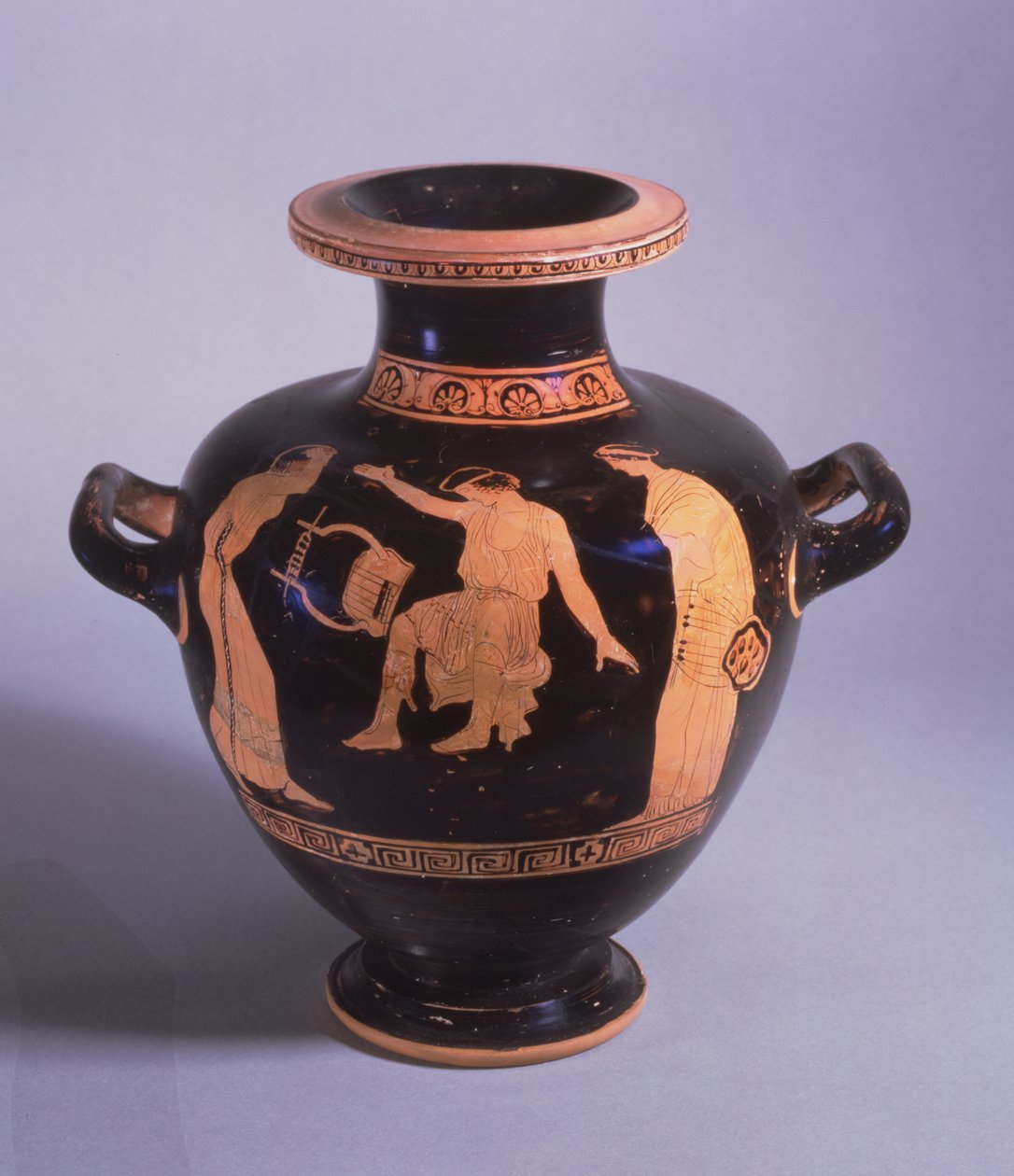 Hérria ática de figuras vermelhas, decorada com uma cena do bardo trácio Thamyris sendo privada de visão e voz, do Grupo de Polygnotus, c.440-420 aC (cerâmica) de Greek
