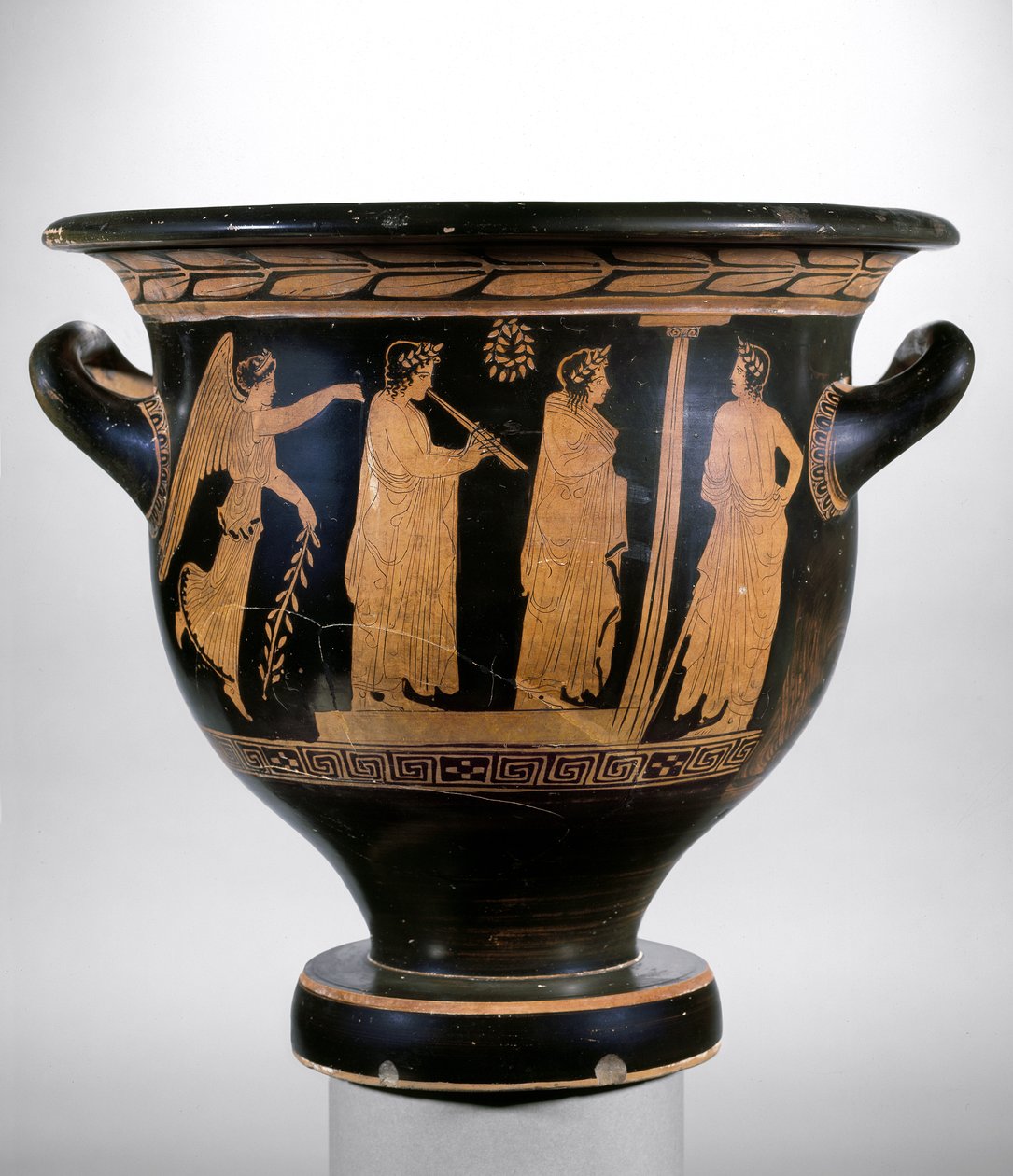 Krater ático de figuras vermelhas representando Nike e três figuras usando coroas de louros (cerâmica) de Greek