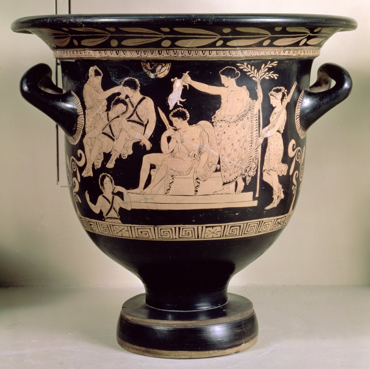 Krater ático de figuras vermelhas representando Orestes como suplicante no santuário de Apolo em Delfos, atribuído ao Pintor de Eumenes de Apúlia (cerâmica) (ver 92568 para detalhes) de Greek