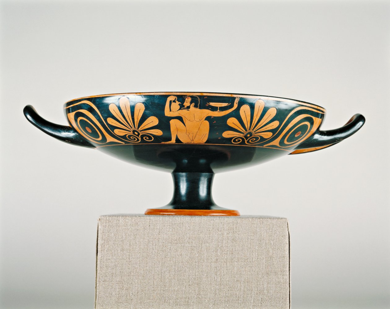 Kylix ático de figuras vermelhas, c.520-510 aC (louça de barro com decoração antiderrapante) de Greek