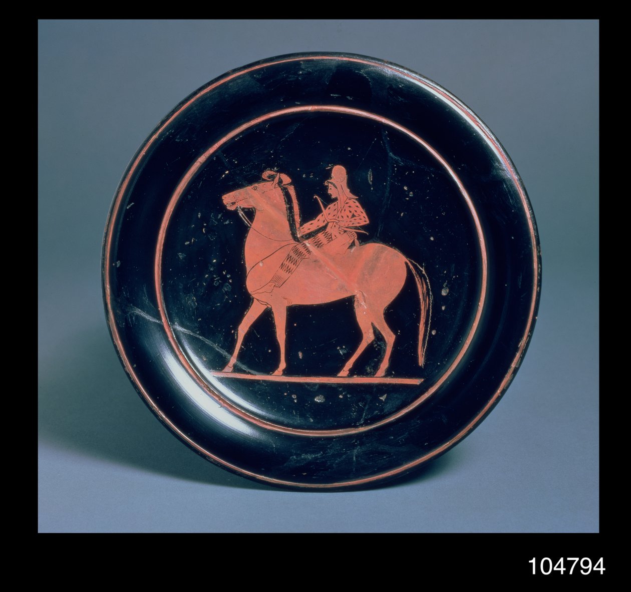 Placa ática de figuras vermelhas decorada com um arqueiro a cavalo, por Paseas, de Chuisi, c.520-510 aC (cerâmica) de Greek