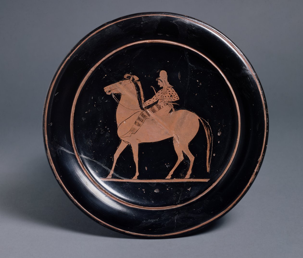 Placa ática de figuras vermelhas decorada com arqueiro montado, por Paseas, grego de Chuisi, c.520-510 aC (cerâmica) de Greek