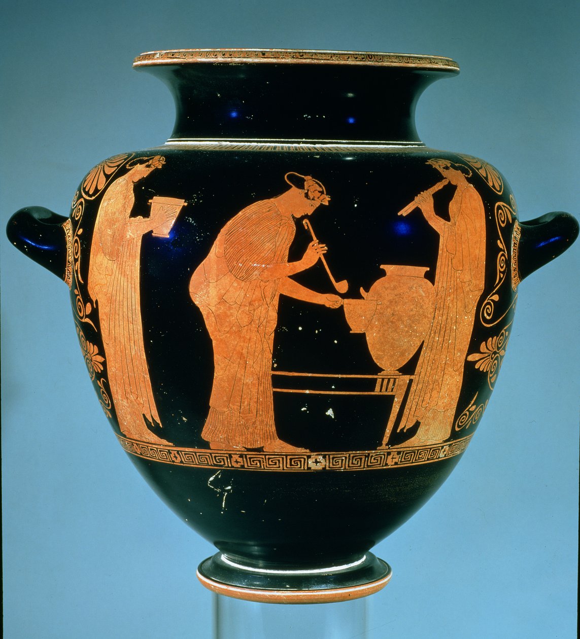 Stamnos áticos de figuras vermelhas decorados com mulheres servindo vinho e fazendo música, pelo Villa Painter (cerâmica) de Greek